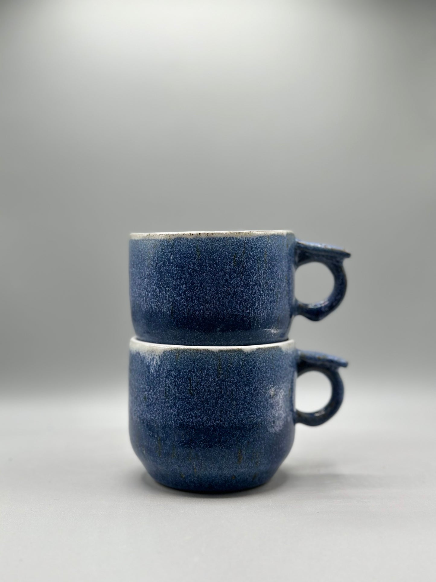 Ergonomic grip ceramic mugs