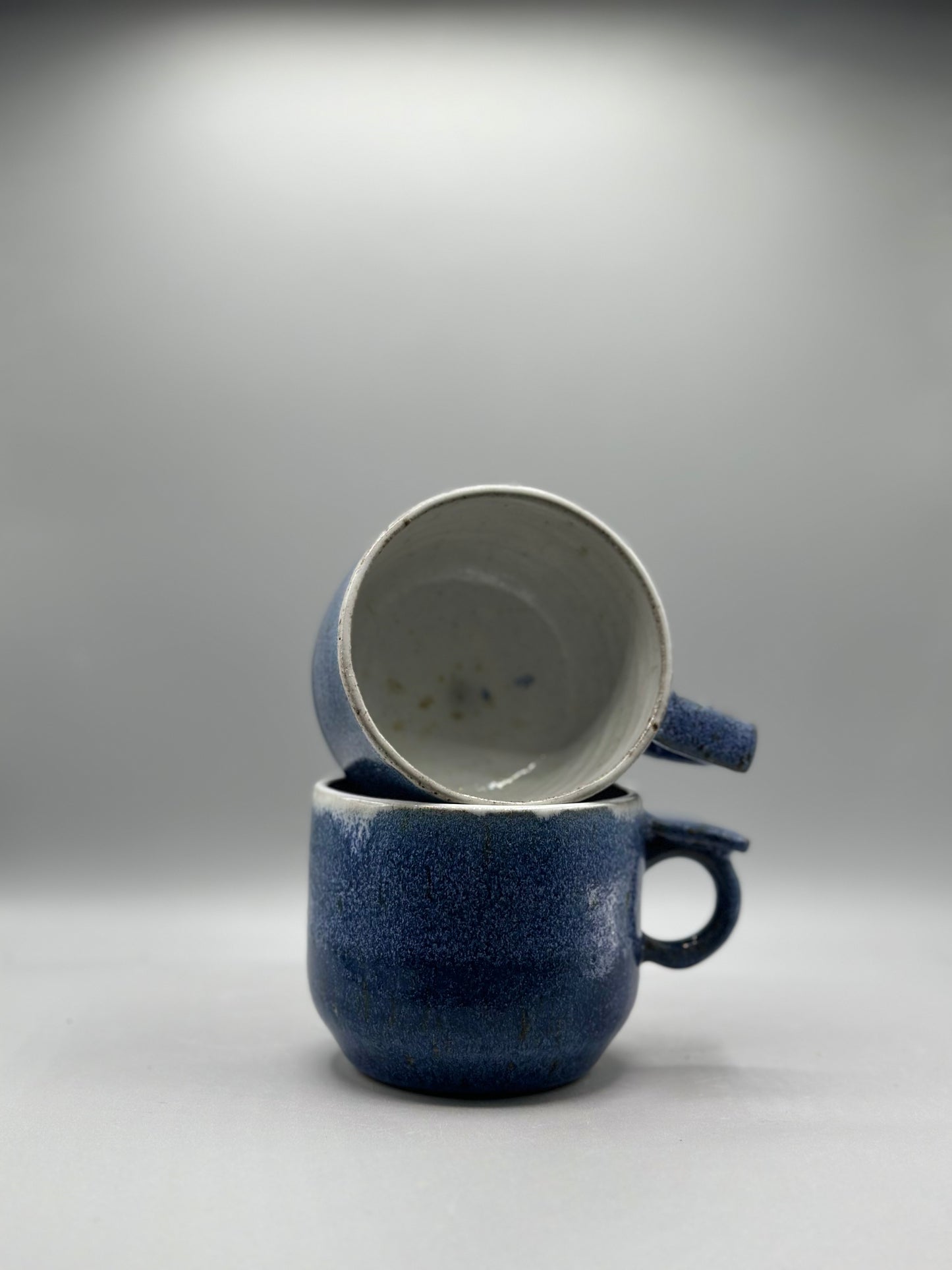 Ergonomic grip ceramic mugs