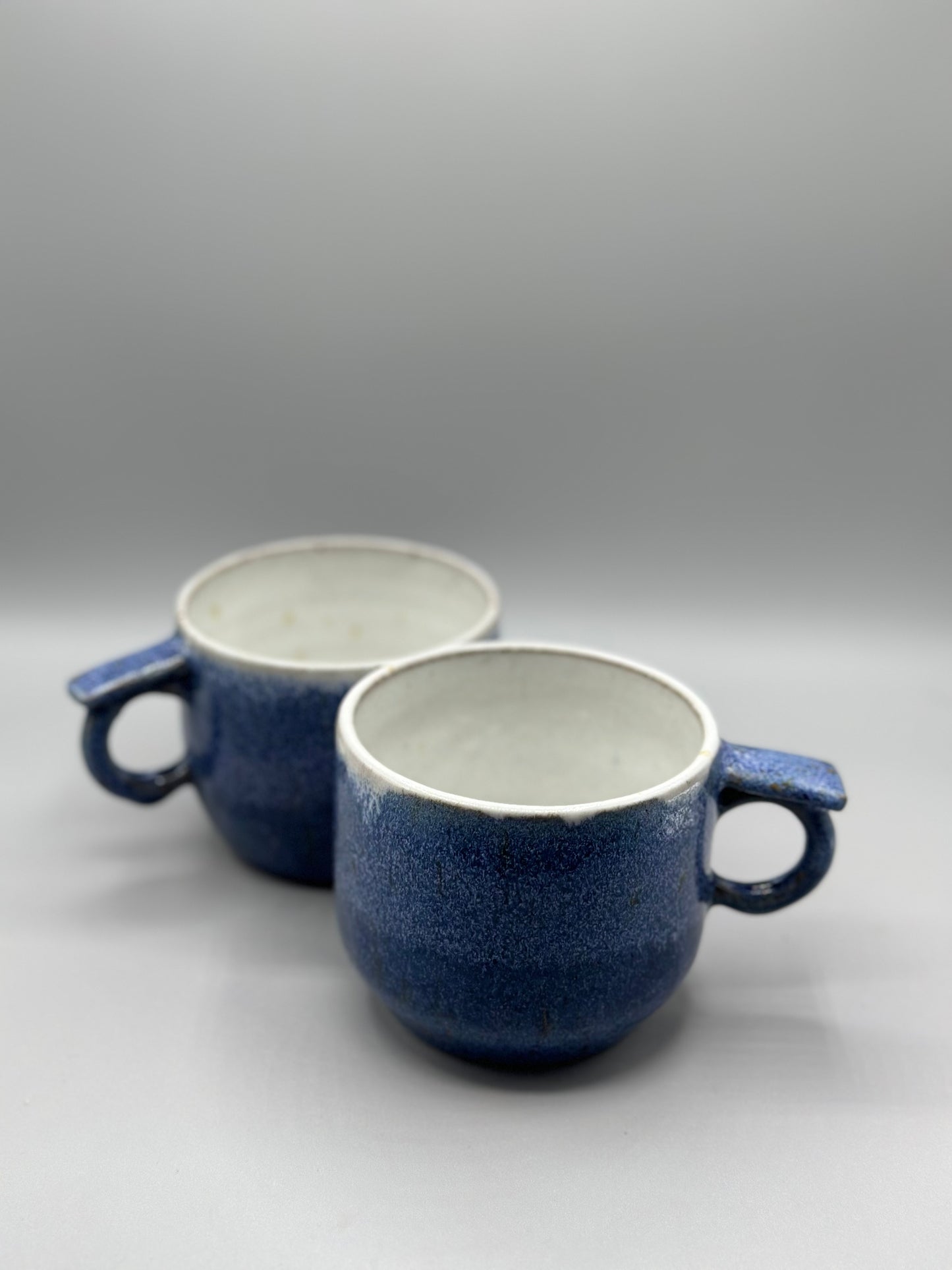 Ergonomic grip ceramic mugs