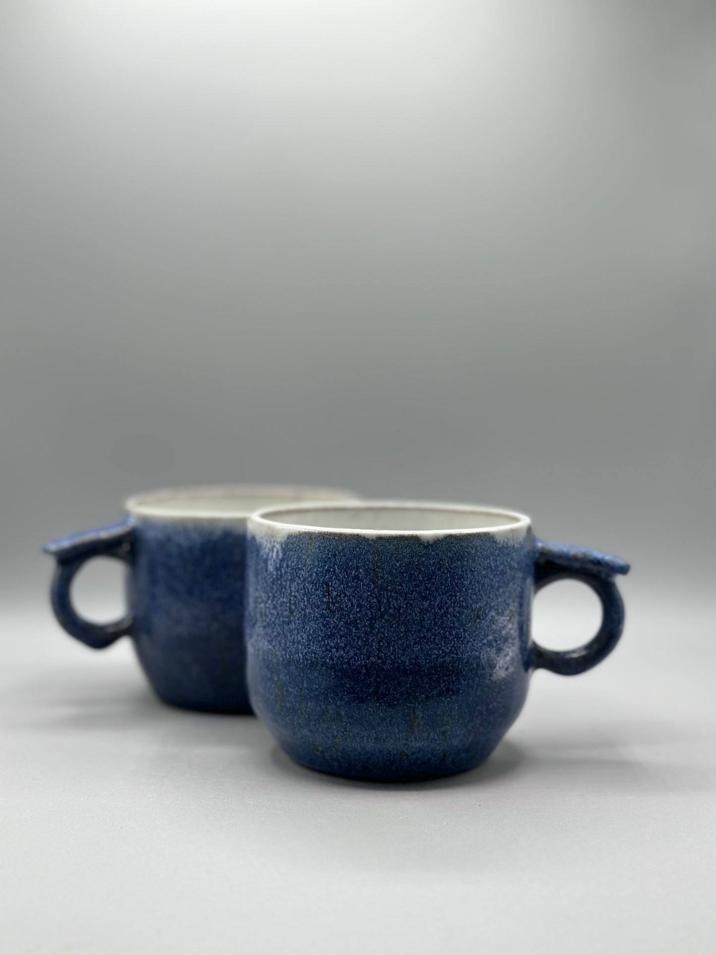 Ergonomic grip ceramic mugs